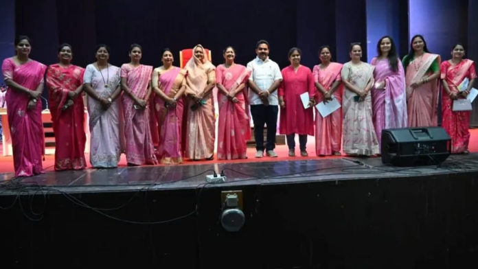 भाजपच्या गटनेत्या बाल्या बोरकर, नागरी संस्थेचे व्यवस्थापन करणाऱ्या विविध समित्यांच्या प्रमुखांसह.