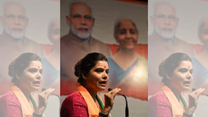 मुंबईच्या महापौरपदासाठीच्या भाजपच्या उमेदवार रितू तावडे.