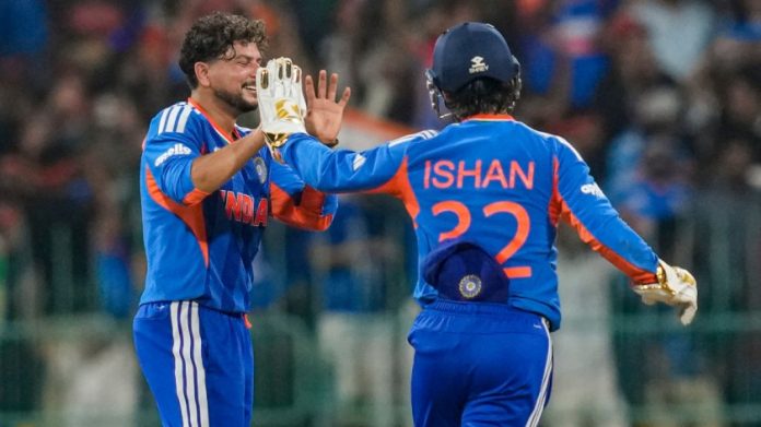 श्रीलंकेतील कोलंबो येथील आर प्रेमदासा स्टेडियमवर झालेल्या आयसीसी पुरुष टी-20 विश्वचषक 2026 सामन्यात पाकिस्तानच्या मोहम्मद नवाजची विकेट घेतल्यानंतर भारताचा कुलदीप यादव इशान किशनसोबत आनंद साजरा करताना.