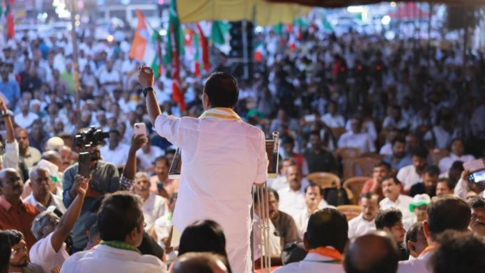 कासारगोड येथून काँग्रेसच्या नेतृत्वाखालील यूडीएफच्या 'पुथुयुग यात्रे'च्या शुभारंभप्रसंगी व्ही. डी. सतीशन.