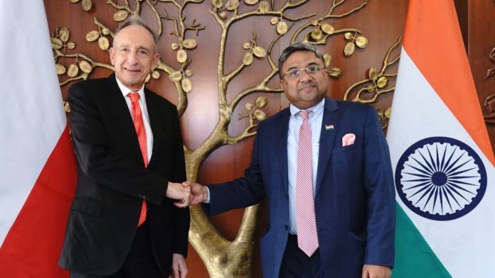 पोलंडचे उपपरराष्ट्रमंत्री व्लादिस्लाव टी. बार्टोझेव्स्की यांनी गुरुवारी नवी दिल्लीत परराष्ट्र व्यवहार मंत्रालयाचे (पश्चिम) सचिव सिबी जॉर्ज यांची भेट घेतली.