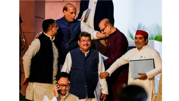 पश्चिम आशियातील सध्याच्या संकटावर चर्चा करण्यासाठी सरकारने बोलावलेल्या सर्वपक्षीय बैठकीनंतर, संरक्षण मंत्री राजनाथ सिंह, काँग्रेसचे खासदार मुकुल वासनिक आणि तारिक अन्वर, समाजवादी पक्षाचे खासदार धर्मेंद्र यादव आणि इतर मान्यवर नवी दिल्ली येथे, बुधवार, 25 मार्च 2026 रोजी बाहेर पडताना.