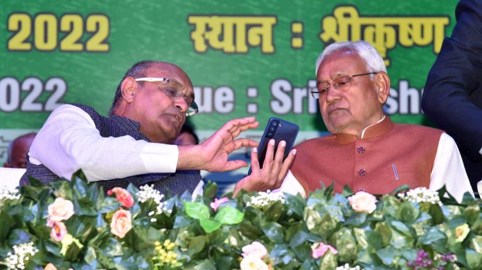 पाटणा येथील एसएचएम हॉलमध्ये आयोजित जनता दल (युनायटेड) च्या राष्ट्रीय परिषदेच्या खुल्या अधिवेशनादरम्यान, बिहारचे मुख्यमंत्री नितीश कुमार आणि जनता दल (युनायटेड) चे नेते के.सी. त्यागी. कुमार यांची राज्यसभेवर निवड झाल्यानंतर, अवघ्या एका दिवसानंतर त्यागी यांनी जेडी(यू)चा राजीनामा दिला.