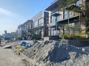 पेरुंगुडी लँडफिलच्या एका टोकाला चेन्नई वन आयटी सेझच्या समोर मिनिसो स्टोअर उभारण्यात आले आहे | अमृतांश अरोरा/दप्रिंट