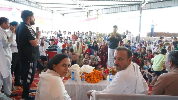 हरियाणा काँग्रेसचे माजी प्रदेशाध्यक्ष राम किशन गुर्जर आणि त्यांची पत्नी, नारायनगढच्या काँग्रेस आमदार शॅली चौधरी यांचे संग्रहित छायाचित्र.