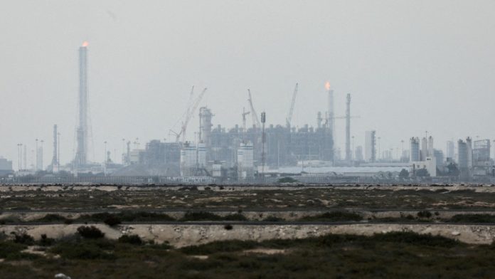 2 मार्च 2026, कतारमधील रास लफान औद्योगिक शहरातील कतार एनर्जीच्या एलएनजी उत्पादन सुविधा