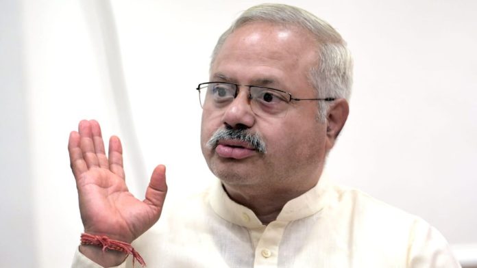 मुलाखतीदरम्यान, राष्ट्रीय स्वयंसेवक संघाचे राष्ट्रीय प्रचार प्रमुख सुनील आंबेकर.