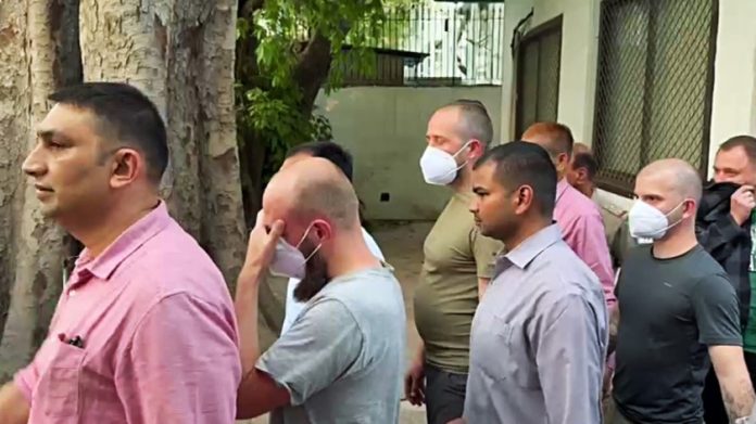 सोमवारी नवी दिल्ली येथे एनआयए न्यायालयासमोर हजर केल्यानंतर, अटक करण्यात आलेल्या परदेशी नागरिकांना पटियाला हाऊस न्यायालयातून बाहेर नेले जात आहे.