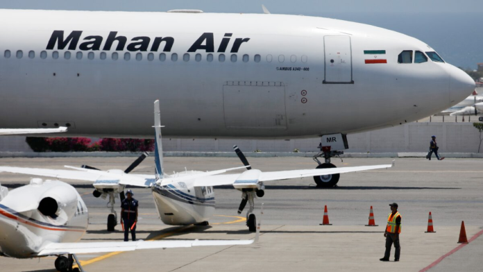 व्हेनेझुएलातील काराकासबाहेर असलेल्या सायमन बोलिव्हर आंतरराष्ट्रीय विमानतळावर उभे असलेले 'महान एअर'चे एअरबस ए 340-600 विमान.