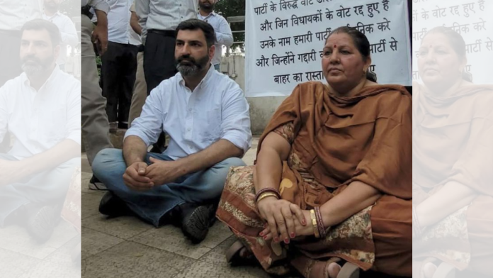 काँग्रेसचे सिरसाचे आमदार गोकुळ सेतिया आणि नांगल चौधरीच्या आमदार मंजू चौधरी पक्षाच्या चंदीगड कार्यालयाबाहेर धरणे आंदोलन करताना.