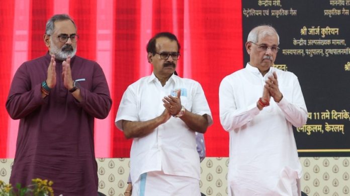 केरळचे भाजप प्रमुख राजीव चंद्रशेखर, केंद्रीय मंत्री जॉर्ज कुरियन, केरळचे राज्यपाल राजेंद्र विश्वनाथ आर्लेकर