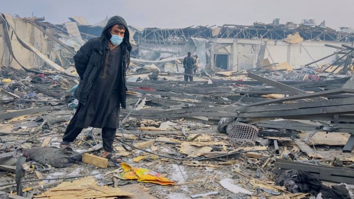 17 मार्च 2026 रोजी, अफगाणिस्तानमधील काबुल येथे पाकिस्तानच्या हवाई हल्ल्यात उद्ध्वस्त झालेल्या, अंमली पदार्थ सेवकांसाठीच्या पुनर्वसन रुग्णालयाच्या जागेवर एक व्यक्ती चालत आहे.