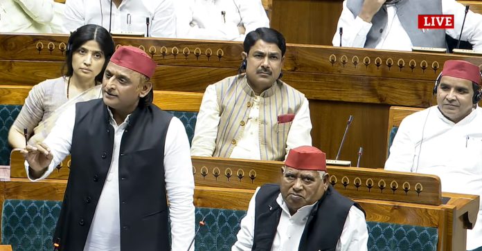 समाजवादी पक्षाचे खासदार अखिलेश यादव, नवी दिल्ली येथे संसदेच्या विशेष अधिवेशनादरम्यान लोकसभेत बोलताना; गुरुवार, 16 एप्रिल 2026. | संसद टीव्ही