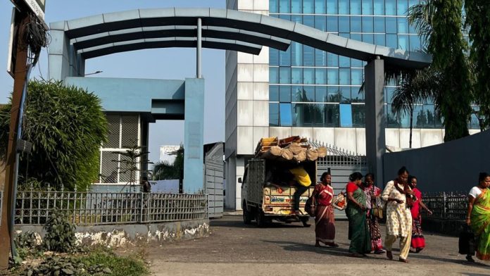 कोलकात्यातील सॉल्ट लेक येथील 'श्यामा प्रसाद मुखर्जी राष्ट्रीय पेयजल आणि स्वच्छता संस्थे'च्या इमारतीत, 19 अपीलिय लवादांची कार्यालये उभारण्यासाठीचे साहित्य घेऊन जाणारा एक छोटा मालवाहू ट्रक | छायाचित्र श्रेय: मौशुमी दासगुप्ता