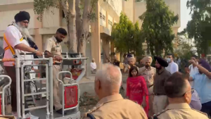 'टर्नटेबल लॅडर'च्या (शिडीच्या) मदतीने गुरजीत सिंग खालसा टॉवरच्या पायथ्याशी पोहोचले | विशेष व्यवस्थापन