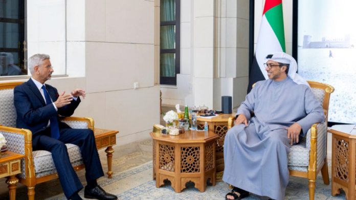 डिसेंबर 2025 मध्ये अबुधाबी येथे परराष्ट्रमंत्री एस. जयशंकर यांच्या संयुक्त अरब अमिरातीचे उपराष्ट्रपती शेख मन्सूर बिन झायेद बिन सुलतान अल नाह्यान यांच्याशी झालेल्या भेटीचे छायाचित्र.