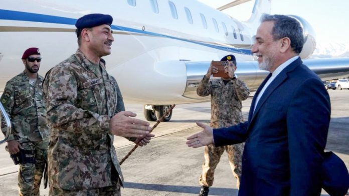 बुधवारी तेहरानमध्ये आगमन झाल्यावर, पाकिस्तानचे संरक्षण दलाचे प्रमुख फील्ड मार्शल आसिम मुनीर यांचे इराणचे परराष्ट्र मंत्री सय्यद अब्बास अरागची यांनी स्वागत केले.