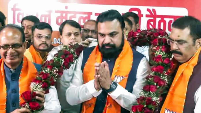 बिहारमध्ये सम्राट चौधरी यांची भाजप विधिमंडळ पक्षाचे नेते म्हणून निवड करण्यात आली आहे. या कार्यक्रमाला केंद्रीय मंत्री शिवराज सिंह चौहान (डावीकडे) आणि बिहार भाजपचे प्रदेशाध्यक्ष संजय सरावगी हेदेखील उपस्थित आहेत.