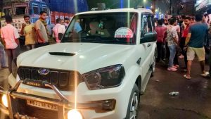 बुधवारी उत्तर 24 परगणा जिल्ह्यातील मध्यमग्राम येथे भाजप नेते सुवेंदू अधिकारी यांचे वैयक्तिक सहाय्यक चंद्रनाथ रथ यांची गाडी