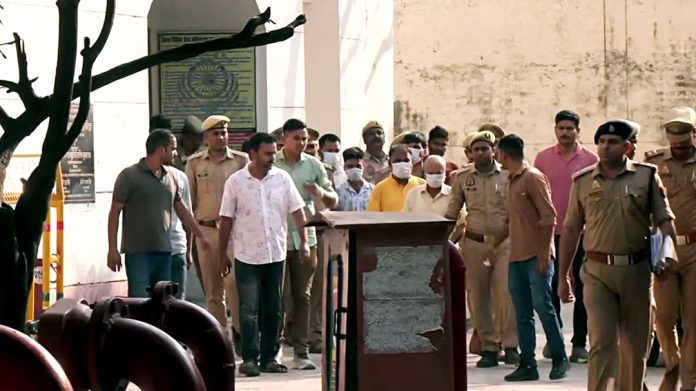 राम मंदिर देणगीतील कथित अफरातफर प्रकरणातील न्यायालयीन सुनावणीनंतर, शुक्रवारी अयोध्येतील विशेष न्यायालयातून आठ आरोपींना नेले जात आहे.