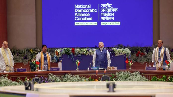 पंतप्रधान नरेंद्र मोदी यांनी बुधवारी नवी दिल्लीतील 'भारत मंडपम' येथे एनडीएच्या उच्च-स्तरीय बैठकीचे अध्यक्षपद भूषवले | स्रोत: नरेंद्र मोदी फोटो गॅलरी