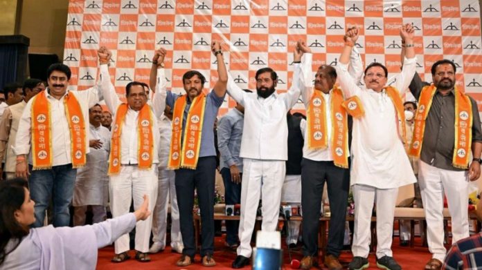 जानेवारी महिन्यात बीएमसी निवडणुकीच्या संयुक्त प्रचार सभेत शिवसेना (उबाठा) प्रमुख उद्धव ठाकरे आणि महाराष्ट्र नवनिर्मित सेना प्रमुख राज ठाकरे इतर पक्षीय सदस्यांसह. | एएनआय फाइल