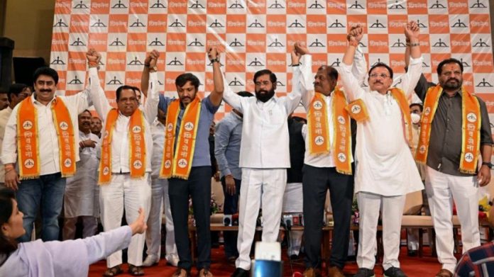 सोमवारी मुंबईत महाराष्ट्राचे उपमुख्यमंत्री एकनाथ शिंदे यांच्या उपस्थितीत शिवसेनेचे (उबाठा) 6 खासदार शिवसेनेत सामील झाले.