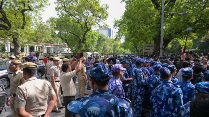 राष्ट्रीय राजधानीच्या मध्यवर्ती भागात 'सीजेपी' आंदोलन झाले त्या दिवशी जंतरमंतरवर तैनात असलेले सुरक्षा कर्मचारी | सूरज सिंग बिष्ट