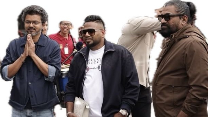 तमिळनाडूचे मुख्यमंत्री सी. जोसेफ विजय (डावीकडे) आणि चित्रपट निर्माते वेंकट नारायण के. (उजवीकडे)