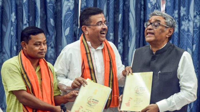 पश्चिम बंगालमधील भाजप नेते सुवेंदू अधिकारी यांनी सोमवारी कोलकाता येथे राज्याचे अर्थमंत्री स्वप्न दासगुप्ता (उजवीकडे) आणि भाजप आमदार आनंदमय बर्मन यांच्यासमवेत 2026 च्या अर्थसंकल्पाची प्रत हाती धरली.