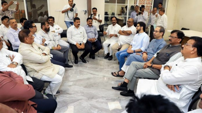 सोमवारी मुंबईत झालेल्या पक्षाच्या बैठकीदरम्यान शिवसेना (उबाठा) प्रमुख उद्धव ठाकरे, आदित्य ठाकरे आणि इतर नेते.