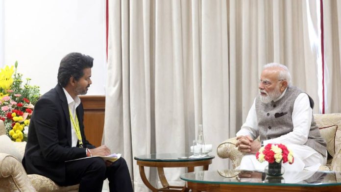 गुरुवारी नवी दिल्लीत पंतप्रधान नरेंद्र मोदी यांच्यासोबत तामिळनाडूचे मुख्यमंत्री विजय (डावीकडे) |