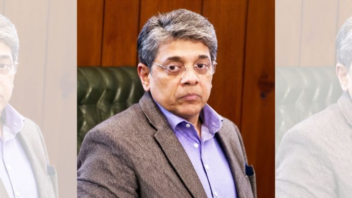 आयपीएस अधिकारी महेश दीक्षित.