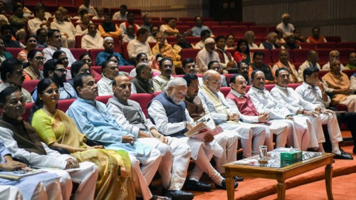 नवी दिल्ली येथे मंगळवारी झालेल्या 'राष्ट्रीय लोकशाही आघाडी'च्या (एनडीए) संसदीय पक्षाच्या बैठकीदरम्यान पंतप्रधान नरेंद्र मोदी, केंद्रीय गृहमंत्री अमित शहा, संरक्षणमंत्री राजनाथ सिंह, केंद्रीय मंत्री जे.पी. नड्डा, भाजपचे राष्ट्रीय अध्यक्ष नितीन नबीन आणि एनडीएचे इतर नेते.