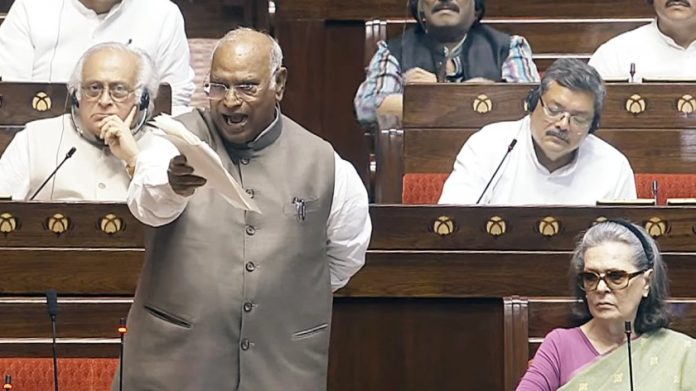 राज्यसभेचे विरोधी पक्षनेते मल्लिकार्जुन खर्गे संसदेच्या पावसाळी अधिवेशनादरम्यान राज्यसभेत बोलत आहेत, नवी दिल्ली.
