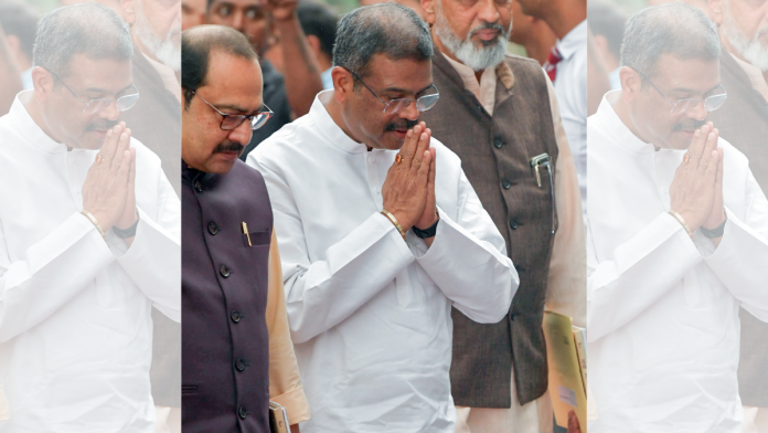 आंदोलन करणाऱ्या विद्यार्थ्यांकडून वाढत्या दबावामुळे धर्मेंद्र प्रधान यांनी शिक्षणमंत्रीपदाचा राजीनामा दिला.