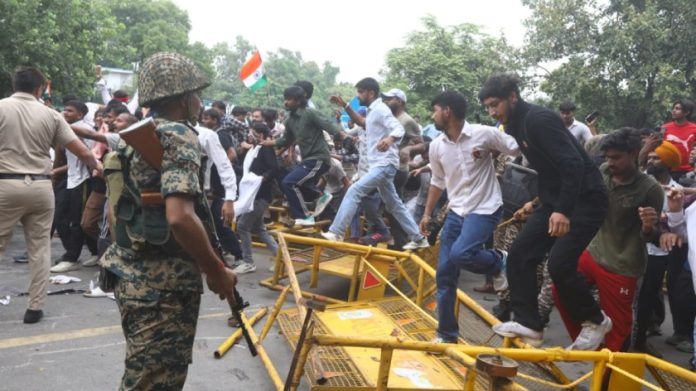 सोमवारी संसदेच्या दिशेने जाताना आंदोलकांनी बॅरिकेड्सवरून उड्या मारल्या | प्रवीण जैन | द प्रिंट