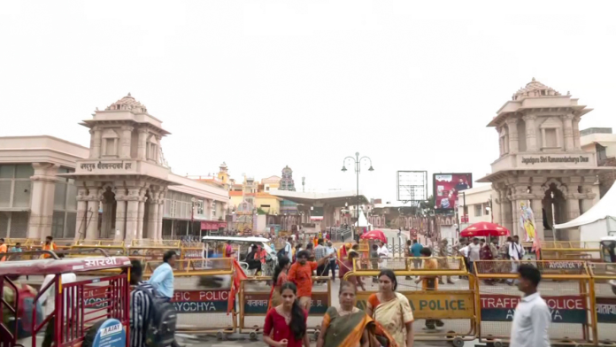 राममंदिरात कथित चोरीप्रकरणी, देणगी मोजण्याच्या प्रक्रियेशी संबंधित 8 जणांना अटक करण्यात आली आहे.