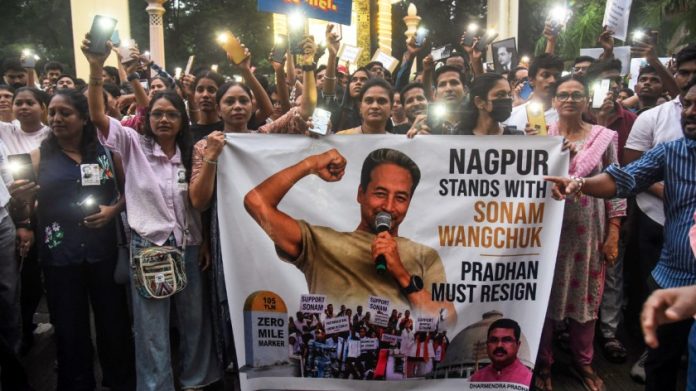 नागपुरात 'कॉकरोच जनता पार्टी'च्या समर्थकांनी कार्यकर्ते सोनम वांगचुक यांच्या समर्थनार्थ शांततापूर्ण कँडल मार्च काढला.