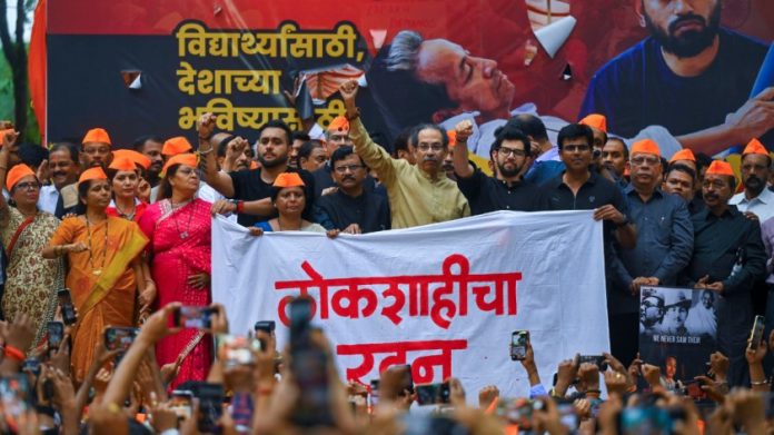 मुंबईत सामाजिक कार्यकर्ते सोनम वांगचुक यांच्या उपोषणाच्या समर्थनार्थ आयोजित रॅलीदरम्यान शिवसेना (उबाठा) प्रमुख उद्धव ठाकरे, पक्षाचे नेते आदित्य ठाकरे (उद्धव यांच्या उजवीकडे) आणि इतर.