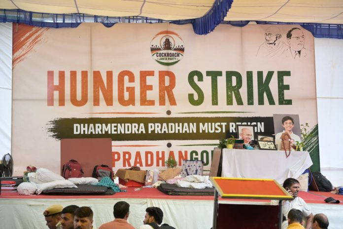 कार्यकर्त्या सोनम वांगचुक यांना पोलिसांनी शनिवारी पहाटे रुग्णालयात हलवल्यानंतर सीजेपी निषेध स्थळावरील मंच | सूरजसिंग बिश्त