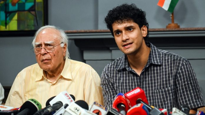 सोमवारी नवी दिल्लीतील आपल्या निवासस्थानी आयोजित पत्रकार परिषदेत, अपक्ष राज्यसभा खासदार आणि ज्येष्ठ वकील कपिल सिबल हे 'सीजेपी'चे प्रवक्ते सौरव दास यांच्यासोबत.