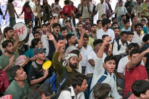 शनिवारी पहाटे पोलीस कारवाईत कार्यकर्ते सोनम वांगचुक यांना हटवल्यानंतरही आंदोलन सुरूच राहील, असे 'सीजेपी' समर्थकांनी म्हटले आहे | सूरज सिंग बिश्त | द प्रिंट