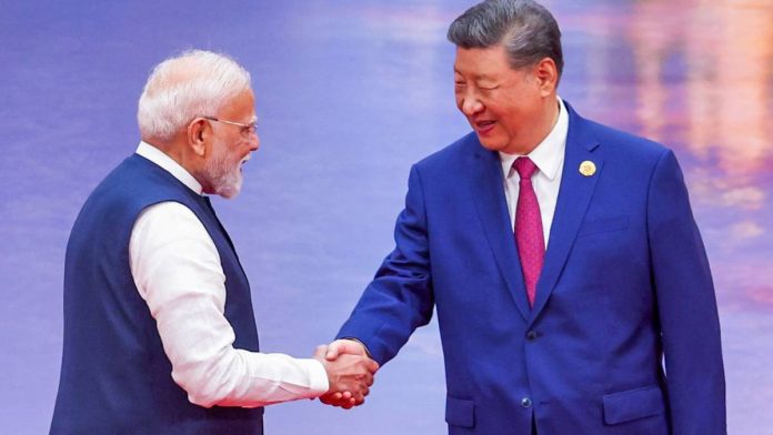गेल्यावर्षी तियानजिन येथे झालेल्या एससीओ शिखर परिषदेदरम्यान पंतप्रधान नरेंद्र मोदी यांनी चीनचे राष्ट्राध्यक्ष शी जिनपिंग यांच्याशी हस्तांदोलन केले.