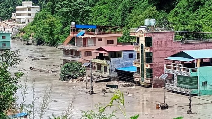 नेपाळमधील धाडिंग जिल्ह्यातील गल्छी येथे अचानक आलेल्या पुरामुळे पाण्याखाली गेलेला रस्ता; 26 ऑगस्ट 2026. छायाचित्र मोबाईल फोनने काढलेले आहे.