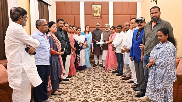 जून महिन्यात नवी दिल्लीतील निवासस्थानी लोकसभा अध्यक्ष ओम बिर्ला यांच्यासोबत बंडखोर टीएमसी खासदार.