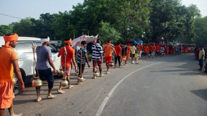कावड यात्रेकरूंचा समूह.