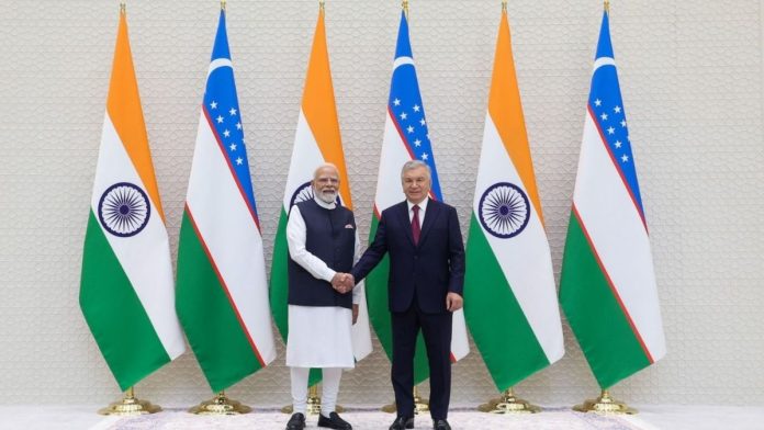 ताश्कंदमध्ये उझ्बेकचे राष्ट्राध्यक्ष शवकत मिर्जिओयेव यांच्यासोबत पंतप्रधान नरेंद्र मोदी.