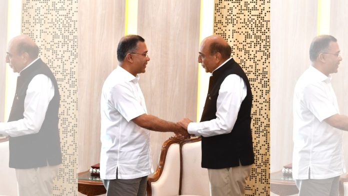 ढाका येथील भारताचे उच्चायुक्त दिनेश त्रिवेदी हे सोमवारी बांगलादेशचे पंतप्रधान तारिक रहमान यांच्यासोबत.