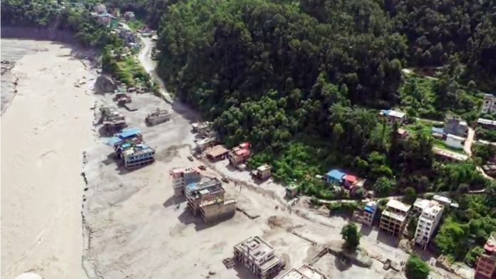 नेपाळमध्ये अचानक आलेल्या पुरामुळे त्रिशूली नदीकाठी झालेल्या प्रचंड विध्वंसाचे ड्रोनद्वारे घेतलेले दृश्य.